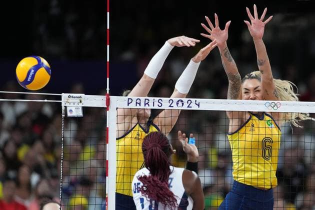 (240806) -- PARIS, Aug. 6, 2024 -- Thaisa Daher de Menezes (R) and Rosamaria Montibeller (L) of Brazil block during the women s quarterfinal match of volleyball between Brazil and the Dominican Republic at the Paris 2024 Olympic Games, Olympische Spiele, Olympia, OS in Paris, France, Aug. 6, 2024. ) (PARIS2024) FRANCE-PARIS-OLY-VOLLEYBALL JuxHuanzong 