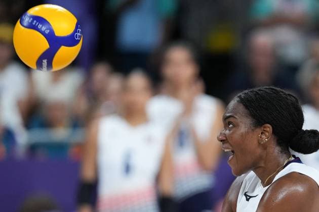 (240806) -- PARIS, Aug. 6, 2024 -- Brayelin Elizabeth Martinez of the Dominican Republic competes during the women s quarterfinal match of volleyball between Brazil and the Dominican Republic at the Paris 2024 Olympic Games, Olympische Spiele, Olympia, OS in Paris, France, Aug. 6, 2024. ) (PARIS2024) FRANCE-PARIS-OLY-VOLLEYBALL JuxHuanzong 