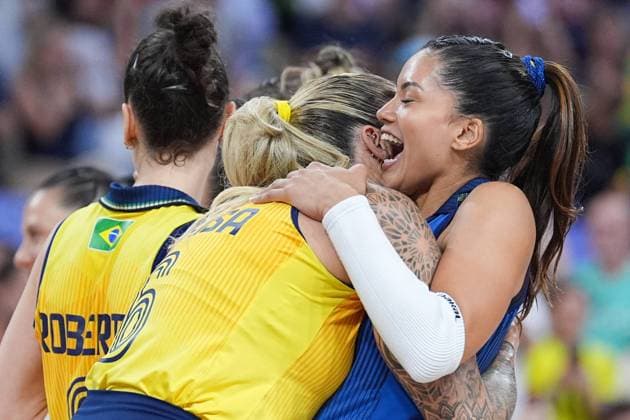 Sport Bilder des Tages (240806) -- PARIS, Aug. 6, 2024 -- Nyeme Victoria Alexandre Costa Nunes (R) and Thaisa Daher de Menezes of Brazil celebrate after winning the women s quarterfinal match of volleyball between Brazil and the Dominican Republic at the Paris 2024 Olympic Games, Olympische Spiele, Olympia, OS in Paris, France, Aug. 6, 2024. ) (PARIS2024) FRANCE-PARIS-OLY-VOLLEYBALL JuxHuanzong 