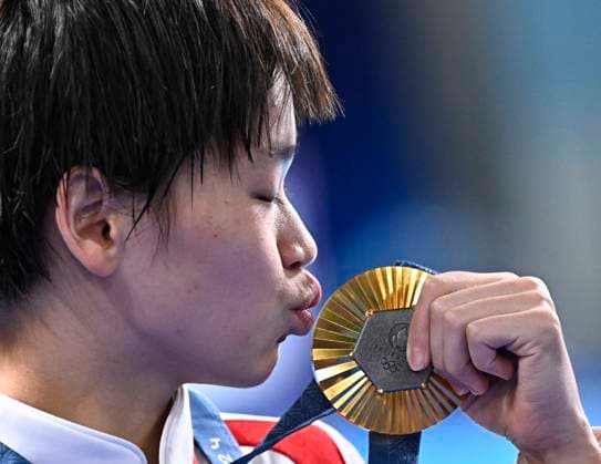 Bilder des Jahres 2024, Sport 08 August Sport Themen der Woche KW32 Sport Bilder des Tages (240806) -- SAINT-DENIS, Aug. 6, 2024 -- Gold medalist Quan Hongchan of China celebrates during the awarding ceremony after the women s 10m platform final of diving at the Paris 2024 Olympic Games, Olympische Spiele, Olympia, OS in Saint-Denis, France, Aug. 6, 2024. ) (PARIS2024)FRANCE-SAINT-DENIS-OLY-DIVING WangxPeng 