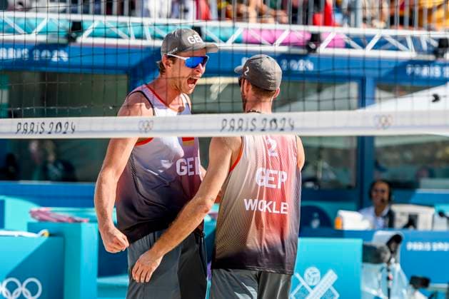 FRA, Summer Olympics Paris 2024, Beach Volleyball , Men , Quarterfinals EHLERS WICKLER GER vs BOERMANS DE GROOT 06 08 2024, Champ de Mars, Paris, FRA, Summer Olympics Paris 2024, Beach Volleyball , Men , Quarterfinals EHLERS WICKLER GER vs BOERMANS DE GROOT, in the picture Nils Ehlers GER with Clemens Wickler GER cheering nordphotoxGmbHx xStraubmeier nph00004