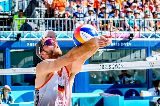 FRA, Summer Olympics Paris 2024, Beach Volleyball , Men , Quarterfinals EHLERS WICKLER GER vs BOERMANS DE GROOT 06 08 2024, Champ de Mars, Paris, FRA, Summer Olympics Paris 2024, Beach Volleyball , Men , Quarterfinals EHLERS WICKLER GER vs BOERMANS DE GROOT, in the picture Clemens Wickler GER nordphotoxGmbHx xStraubmeier nph00004