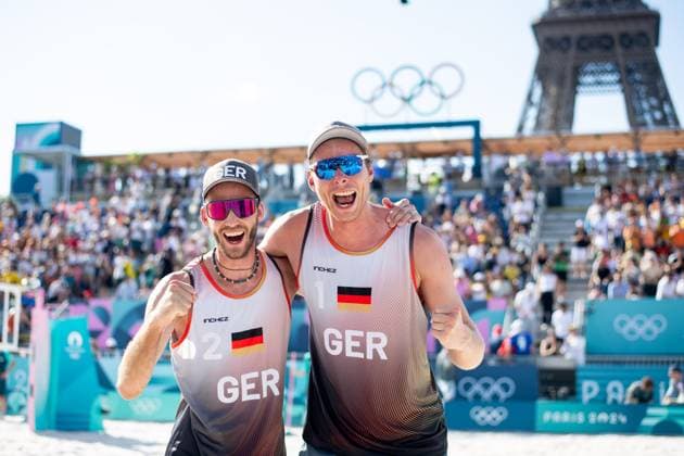 EHLERS Nils, WICKLER Clemens Germany vs BOERMANS Stefan, de GROOT Yorick Netherlands , pictured EHLERS Nils, WICKLER Clemens Germany celebrating their victory, FRA, Olympic Games Paris 2024, Beach volleyball, Mens quarter-finals, 06 08 2024 FRA, Olympic Games Paris 2024, Beach volleyball, Mens quarter-finals, 06 08 2024 Paris Copyright: xEibner-Pressefoto Memmlerx EP_MMR