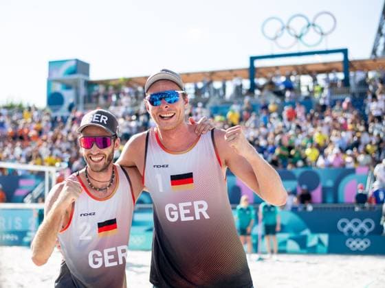 EHLERS Nils, WICKLER Clemens Germany vs BOERMANS Stefan, de GROOT Yorick Netherlands , pictured EHLERS Nils, WICKLER Clemens Germany celebrating their victory, FRA, Olympic Games Paris 2024, Beach volleyball, Mens quarter-finals, 06 08 2024 FRA, Olympic Games Paris 2024, Beach volleyball, Mens quarter-finals, 06 08 2024 Paris Copyright: xEibner-Pressefoto Memmlerx EP_MMR