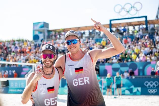 EHLERS Nils, WICKLER Clemens Germany vs BOERMANS Stefan, de GROOT Yorick Netherlands , pictured EHLERS Nils, WICKLER Clemens Germany celebrating their victory, FRA, Olympic Games Paris 2024, Beach volleyball, Mens quarter-finals, 06 08 2024 FRA, Olympic Games Paris 2024, Beach volleyball, Mens quarter-finals, 06 08 2024 Paris Copyright: xEibner-Pressefoto Memmlerx EP_MMR