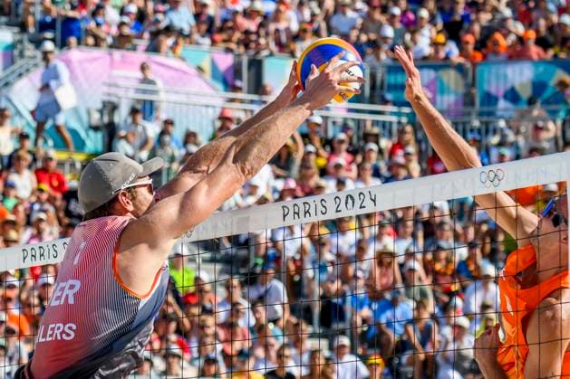 FRA, Summer Olympics Paris 2024, Beach Volleyball , Men , Quarterfinals EHLERS WICKLER GER vs BOERMANS DE GROOT 06 08 2024, Champ de Mars, Paris, FRA, Summer Olympics Paris 2024, Beach Volleyball , Men , Quarterfinals EHLERS WICKLER GER vs BOERMANS DE GROOT, in the picture Nils Ehlers GER Blockt nordphotoxGmbHx xStraubmeier nph00004