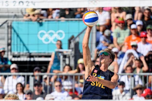 240806 Jonatan Hellvig of Sweden in men s quarterfinal beach volleyball match between Brazil and Sweden during day 11 of the Paris 2024 Olympic Games on August 6, 2024 in Paris Photo Johanna Säll BILDBYRAN code JL JL0425 beach volleyball beach volleyball sand volleyball olympic games olympics os ol olympiska spel olympiske leker paris 2024 paris os paris ol 11 bbeng  Copyright: JOHANNAxSÄLL BB240806ZR134