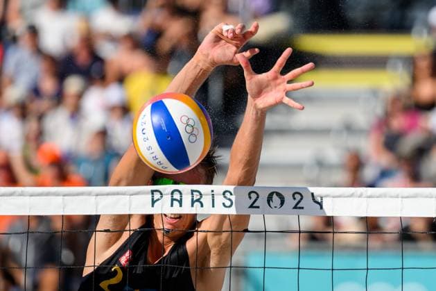240806 Jonatan Hellvig of Sweden in men s quarterfinal beach volleyball match between Brazil and Sweden during day 11 of the Paris 2024 Olympic Games on August 6, 2024 in Paris Photo Johanna Säll BILDBYRAN code JL JL0425 beach volleyball beach volleyball sand volleyball olympic games olympics os ol olympiska spel olympiske leker paris 2024 paris os paris ol 11 bbeng  Copyright: JOHANNAxSÄLL BB240806ZS104