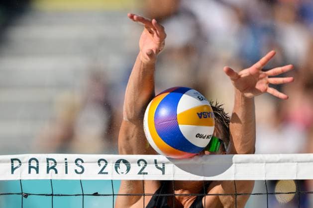 240806 Jonatan Hellvig of Sweden in men s quarterfinal beach volleyball match between Brazil and Sweden during day 11 of the Paris 2024 Olympic Games on August 6, 2024 in Paris Photo Johanna Säll BILDBYRAN code JL JL0425 beach volleyball beach volleyball sand volleyball olympic games olympics os ol olympiska spel olympiske leker paris 2024 paris os paris ol 11 bbeng  Copyright: JOHANNAxSÄLL BB240806ZD092