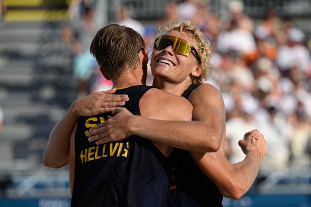 240806 Jonatan Hellvig and David Ahman of Sweden celebrate after men s quarterfinal beach volleyball match between Brazil and Sweden during day 11 of the Paris 2024 Olympic Games on August 6, 2024 in Paris Photo Johanna Säll BILDBYRAN kod JL JL0425 beachvolleyboll beach volleyball sandvolleyball olympic games olympics os ol olympiska spel olympiske leker paris 2024 paris os paris ol 11 bbeng jubel  Copyright: JOHANNAxSÄLL BB240806ZP103