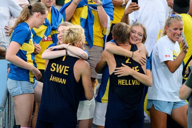 240806 David Ahman and Jonatan Hellvig of Sweden celebrate with their families after men s quarterfinal beach volleyball match between Brazil and Sweden during day 11 of the Paris 2024 Olympic Games on August 6, 2024 in Paris Photo Johanna Säll BILDBYRAN kod JL JL0425 beachvolleyboll beach volleyball sandvolleyball olympic games olympics os ol olympiska spel olympiske leker paris 2024 paris os paris ol 11 bbeng jubel  Copyright: JOHANNAxSÄLL BB240806ZJ119