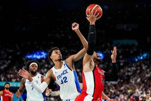 FRA, Paris, Olympic Games Paris 2024, 06 08 2024, Basketball Mens Quarterfinals France Canada, Bercy Arena Victor Wembanyama France, 32 , Dillon Brooks Canada, 24 in throwing foul Copyright: HMBxMedia SteffiexWunderl