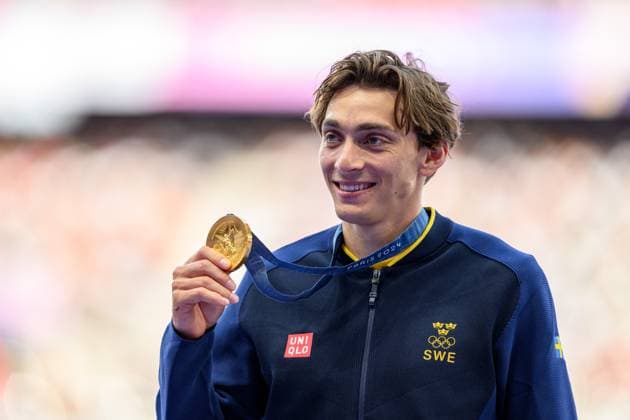 240806 Armand Duplantis of Sweden with his gold medal on the podium after men s athletics pole vault final during day 11 of the Paris 2024 Olympic Games on August 6, 2024 in Paris Photo Joel Marklund BILDBYRAN kod JM JM0598 bbeng friidrott athletics friidrett olympic games olympics os ol olympiska spel olympiske leker paris 2024 paris os paris ol jubel guld guldmedalj sverige stavhopp  Copyright: JOELxMARKLUND BB240806JM067