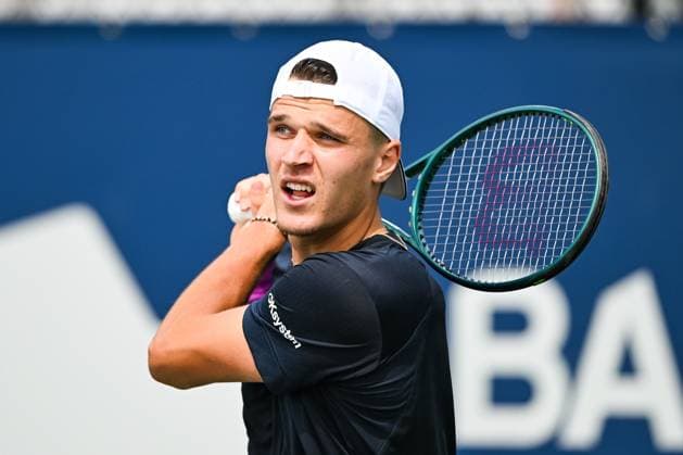 MONTREAL, QC - AUGUST 06: Jakub Mensik (CZE) returns the ball during a second round qualification match at ATP, Tennis Herren National Bank Open on August 06, 2024 at IGA Stadium in Montreal, QC (Photo by David Kirouac Icon Sportswire) TENNIS: AUG 06 National Bank Open EDITORIAL USE ONLY Icon240806003