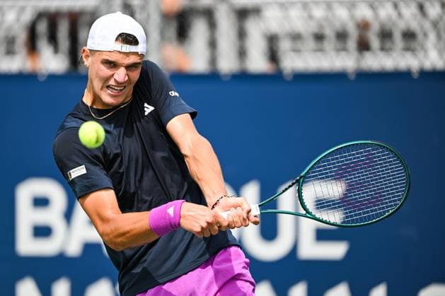MONTREAL, QC - AUGUST 06: Jakub Mensik (CZE) returns the ball during a second round qualification match at ATP, Tennis Herren National Bank Open on August 06, 2024 at IGA Stadium in Montreal, QC (Photo by David Kirouac Icon Sportswire) TENNIS: AUG 06 National Bank Open EDITORIAL USE ONLY Icon240806006