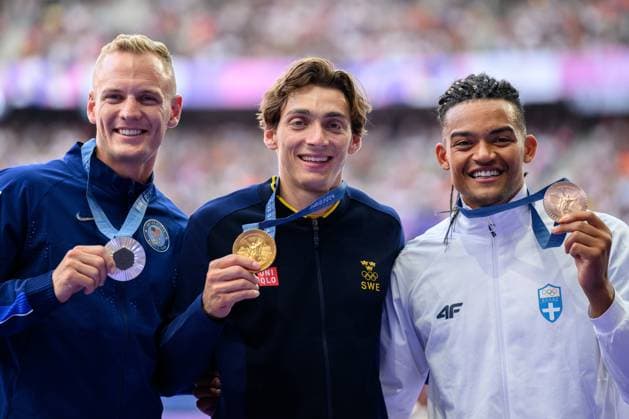 240806 Sam Kendricks of USA, Armand Duplantis of Sweden and Emmanouil Karalis of Greece with their medals on the podium at the medal ceremony for men s athletics pole vault final during day 11 of the Paris 2024 Olympic Games on August 6, 2024 in Paris Photo Joel Marklund BILDBYRAN kod JM JM0598 bbeng friidrott athletics friidrett olympic games olympics os ol olympiska spelen olympiske leker paris 2024 paris os paris ol stavhopp medalj medaljceremoni guld silver brons jubel  Copyright: JOELxMARKLUND BB240806JM073