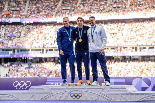 240806 Sam Kendricks of USA, Armand Duplantis of Sweden and Emmanouil Karalis of Greece with their medals on the podium at the medal ceremony for men s athletics pole vault final during day 11 of the Paris 2024 Olympic Games on August 6, 2024 in Paris Photo Joel Marklund BILDBYRAN kod JM JM0598 bbeng friidrott athletics friidrett olympic games olympics os ol olympiska spelen olympiske leker paris 2024 paris os paris ol stavhopp medalj medaljceremoni guld silver brons jubel  Copyright: JOELxMARKLUND BB240806JM069
