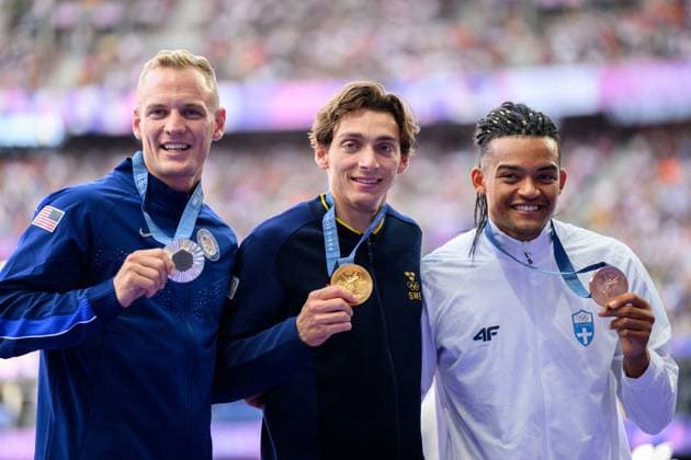 240806 Sam Kendricks of USA, Armand Duplantis of Sweden and Emmanouil Karalis of Greece with their medals on the podium at the medal ceremony for men s athletics pole vault final during day 11 of the Paris 2024 Olympic Games on August 6, 2024 in Paris Photo Joel Marklund BILDBYRAN kod JM JM0598 bbeng friidrott athletics friidrett olympic games olympics os ol olympiska spelen olympiske leker paris 2024 paris os paris ol stavhopp medalj medaljceremoni guld silver brons jubel  Copyright: JOELxMARKLUND BB240806JM071