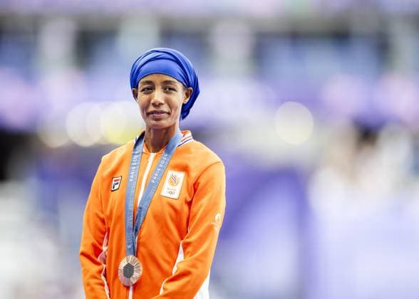 PARIS - Dutch athlete Sifan Hassan during the ceremony of her bronze medal in the 5000 meters during the Olympic Games, Olympische Spiele, Olympia, OS ANP ROBIN VAN LONKHUIJSEN xVIxANPxSportx xxANPxIVx 505319010 originalFilename: 505319010.jpg
