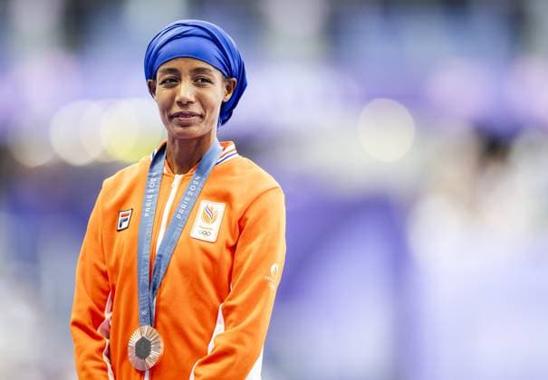PARIS - Dutch athlete Sifan Hassan during the ceremony for her bronze medal in the 5000 meters during the Olympic Games, Olympische Spiele, Olympia, OS ANP ROBIN VAN LONKHUIJSEN xVIxANPxSportx xxANPxIVx 505319131 originalFilename: 505319131.jpg