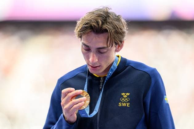 240806 Armand Duplantis of Sweden with his gold medal on the podium after men s athletics pole vault final during day 11 of the Paris 2024 Olympic Games on August 6, 2024 in Paris Photo Joel Marklund BILDBYRAN kod JM JM0598 bbeng friidrott athletics friidrett olympic games olympics os ol olympiska spel olympiske leker paris 2024 paris os paris ol jubel guld guldmedalj sverige stavhopp  Copyright: JOELxMARKLUND BB240806JM076
