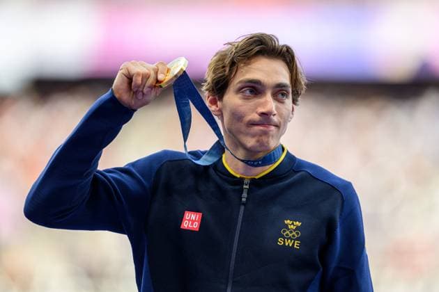 240806 Armand Duplantis of Sweden with his gold medal on the podium after men s athletics pole vault final during day 11 of the Paris 2024 Olympic Games on August 6, 2024 in Paris Photo Joel Marklund BILDBYRAN kod JM JM0598 bbeng friidrott athletics friidrett olympic games olympics os ol olympiska spel olympiske leker paris 2024 paris os paris ol jubel guld guldmedalj sverige stavhopp  Copyright: JOELxMARKLUND BB240806JM077