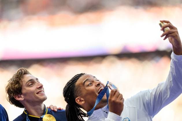 240806 Armand Duplantis of Sweden and Emmanouil Karalis of Greece with their medals on the podium at the medal ceremony for men s athletics pole vault final during day 11 of the Paris 2024 Olympic Games on August 6, 2024 in Paris Photo Joel Marklund BILDBYRAN kod JM JM0598 bbeng friidrott athletics friidrett olympic games olympics os ol olympiska leker olympiske leker paris 2024 paris os paris ol pole vault medal medal medal ceremony gold silver bronze jubel  Copyright: JOELxMARKLUND BB240806JM081