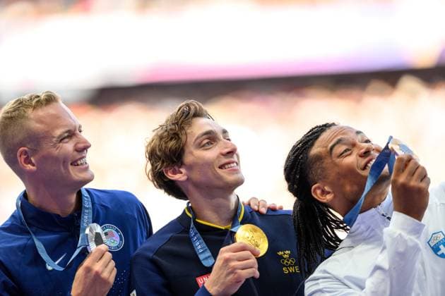 240806 Sam Kendricks of USA, Armand Duplantis of Sweden and Emmanouil Karalis of Greece with their medals on the podium at the medal ceremony for men s athletics pole vault final during day 11 of the Paris 2024 Olympic Games on August 6, 2024 in Paris Photo Joel Marklund BILDBYRAN kod JM JM0598 bbeng friidrott athletics friidrett olympic games olympics os ol olympiska spelen olympiske leker paris 2024 paris os paris ol stavhopp medalj medaljceremoni guld silver brons jubel  Copyright: JOELxMARKLUND BB240806JM082