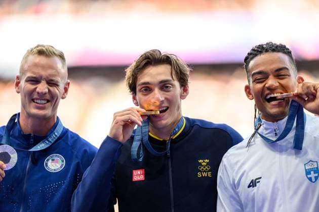 240806 Sam Kendricks of USA, Armand Duplantis of Sweden and Emmanouil Karalis of Greece with their medals on the podium at the medal ceremony for men s athletics pole vault final during day 11 of the Paris 2024 Olympic Games on August 6, 2024 in Paris Photo Joel Marklund BILDBYRAN kod JM JM0598 bbeng friidrott athletics friidrett olympic games olympics os ol olympiska spelen olympiske leker paris 2024 paris os paris ol stavhopp medalj medaljceremoni guld silver brons jubel  Copyright: JOELxMARKLUND BB240806JM083