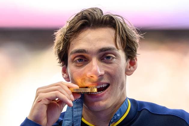 240806 Armand Duplantis of Sweden with his gold medal at the medal ceremony for men s athletics pole vault final during day 11 of the Paris 2024 Olympic Games on August 6, 2024 in Paris Photo Joel Marklund BILDBYRAN kod JM JM0598 bbeng friidrott athletics friidrett olympic games olympics os ol olympiska spelen olympiske leker paris 2024 paris os paris ol pole vault medal medal ceremony gold silver bronze jubel  Copyright: JOELxMARKLUND BB240806JM084