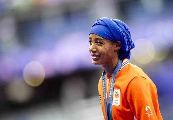 PARIS - Dutch athlete Sifan Hassan during the ceremony of her bronze medal in the 5000 meters during the Olympic Games, Olympische Spiele, Olympia, OS ANP ROBIN VAN LONKHUIJSEN xVIxANPxSportx xxANPxIVx 505320046 originalFilename: 505320046.jpg