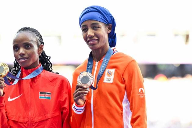 2024-08-06 Athletics - Olympic Games, Olympische Spiele, Olympia, OS Paris 2024 - Day 11 PARIS, FRANCE - AUGUST 6: Sifan Hassan of the Netherlands celebrating brons medal during the medal ceremony after competing in the Women s 5000m Final - Medal Ceremony during Day 11 of Athletics - Olympic Games Paris 2024 at Stade de France on August 6, 2024 in Paris, France. (Photo by Andy Astfalck BSR Agency) Paris France Content not available for redistribution in The Netherlands directly or indirectly through any third parties. Copyright: xBSRxAgencyx