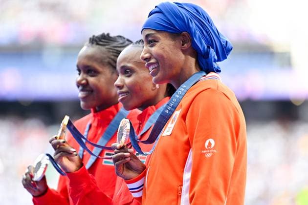 2024-08-06 Athletics - Olympic Games, Olympische Spiele, Olympia, OS Paris 2024 - Day 11 PARIS, FRANCE - AUGUST 6: Sifan Hassan of the Netherlands celebrating brons medal during the medal ceremony after competing in the Women s 5000m Final - Medal Ceremony during Day 11 of Athletics - Olympic Games Paris 2024 at Stade de France on August 6, 2024 in Paris, France. (Photo by Andy Astfalck BSR Agency) Paris France Content not available for redistribution in The Netherlands directly or indirectly through any third parties. Copyright: xBSRxAgencyx