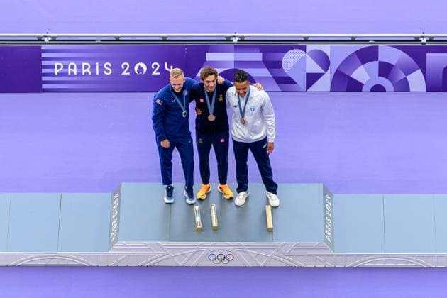 240806 Sam Kendricks of USA, Armand Duplantis of Sweden and Emmanouil Karalis of Greece with their medals on the podium at the medal ceremony for men s athletics pole vault final during day 11 of the Paris 2024 Olympic Games on August 6, 2024 in Paris Photo Vegard Grott BILDBYRAN kod VG JM0598 bbeng friidrott athletics friidrett olympic games olympics os ol olympiska leker olympiske leker paris 2024 paris os paris ol jubel guld guldmedalj sverige stavhopp usa grekland silver brons  Copyright: VEGARDxGRoTT BB240806VG002