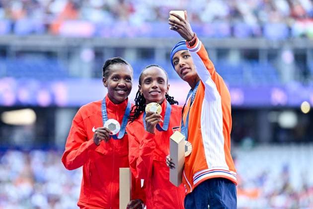 2024-08-06 Athletics - Olympic Games, Olympische Spiele, Olympia, OS Paris 2024 - Day 11 PARIS, FRANCE - AUGUST 6: Beatrice Chebet of Kenya winner of the silver medal, Faith Kipyegon of Kenya winner of the gold medal, Sifan Hassan of the Netherlands celebrating brons medal during the medal ceremony after competing in the Women s 5000m Final - Medal Ceremony during Day 11 of Athletics - Olympic Games Paris 2024 at Stade de France on August 6, 2024 in Paris, France. (Photo by Andy Astfalck BSR Agency) Paris France Content not available for redistribution in The Netherlands directly or indirectly through any third parties. Copyright: xBSRxAgencyx