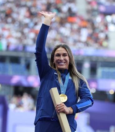 USA s Valarie Allman celebrates with her gold medal at the Women s Discus medal ceremony on the eleventh day of the Paris Olympics on Tuesday, July 6, 2024.  OLY202408061895 HUGOxPHILPOTT