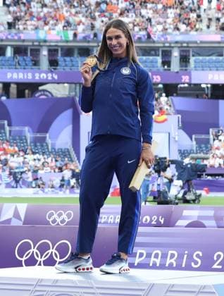 USA s Valarie Allman celebrates with her gold medal at the Women s Discus medal ceremony on the eleventh day of the Paris Olympics on Tuesday, July 6, 2024.  OLY202408061898 HUGOxPHILPOTT