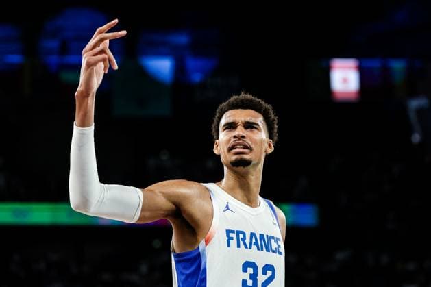 FRA, Paris, Olympic Games Paris 2024, 06 08 2024, Basketball Mens Quarterfinals France Canada, Bercy Arena Victor Wembanyama France, 32 incites the crowd Copyright: HMBxMedia SteffiexWunderl