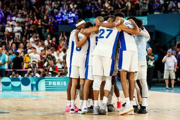 FRA, Paris, Olympic Games Paris 2024, 06 08 2024, Basketball mens quarter-finals France Canada, Bercy Arena Team circle of the French team after the victory and entry into the semi-finals Copyright: HMBxMedia SteffiexWunderl