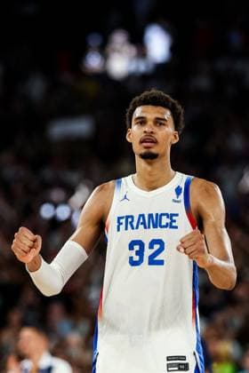 FRA, Paris, Olympic Games Paris 2024, 06 08 2024, Basketball Men Quarterfinals France Canada, Bercy Arena Victor Wembanyama France, 32 cheers Copyright: HMBxMedia SteffiexWunderl