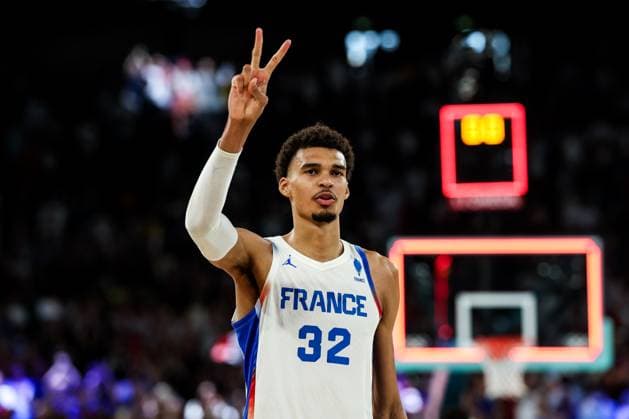 FRA, Paris, Olympic Games Paris 2024, 06 08 2024, Basketball Men Quarterfinals France Canada, Bercy Arena Victor Wembanyama France, 32 gestures with two outstretched fingers Two games to go until the gold medal Copyright: HMBxMedia SteffiexWunderl