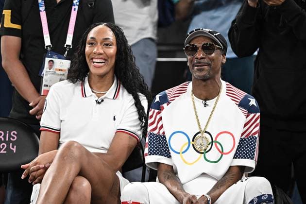 Paris 2024 - Basketball - Snoop Dogg And A ja Wilson at USA v Brazil Snoop Dogg and A ja Wilson are spotted attending the basketball match between Team USA and Team Brazil on day eleven of the Paris 2024 Summer Olympic Games, Olympische Spiele, Olympia, OS in Paris, France on August 6, 2024. Photo by David Niviere ABACAPRESS.COM Paris France  Copyright: xNivierexDavid ABACAPRESS.COMx