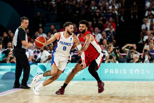 FRA, Paris, Olympic Games Paris 2024, 06 08 2024, Basketball Mens Quarterfinals France Canada, Bercy Arena Isaia Cordinier France, 8 on the ball, Jamal Murray Canada, 4 Copyright: HMBxMedia SteffiexWunderl
