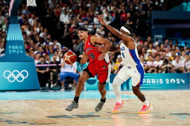 FRA, Paris, Olympic Games Paris 2024, 06 08 2024, Basketball Mens Quarterfinals France Canada, Bercy Arena Andrew Nembhard Canada, 19 on the ball, Andrew Albicy France, 6 Copyright: HMBxMedia SteffiexWunderl