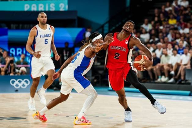 FRA, Paris, Olympic Games Paris 2024, 06 08 2024, Basketball Mens Quarterfinals France Canada, Bercy Arena Andrew Albicy France, 6 , Shai Gilgeous Alexander Canada, 2 on the ball Copyright: HMBxMedia SteffiexWunderl