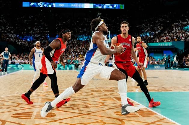 FRA, Paris, Olympic Games Paris 2024, 06 08 2024, Basketball Mens Quarterfinals France Canada, Bercy Arena Guerschon Yabusele France, 7 on the ball, Dwight Powell Canada, 7 Copyright: HMBxMedia SteffiexWunderl
