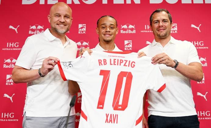 Soccer Bundesliga season 2024 2025, Press conference with Xavi Simons offensive midfield RB Leipzig, back number 10 , Marcel Schäfer Managing Director Sport RB Leipzig and Rouven Schröder Sports Director RB Leipzig 06 08 2024 Rouven Schröder Sports Director RB Leipzig , Xavi Simons offensive midfield RB Leipzig, Back number 10 and Marcel Schäfer Managing Director Sport RB Leipzig from left to right at the press conference of RB Leipzig 06 08 2024 At the press conference the extension of the loan of Xavi from Paris Saint Germain is announced Schröder, Xavi and Schäfer hold up a jersey of Xavi with the number 10 Leipzig Saxony Germany Red Bull training ground at Cottaweg