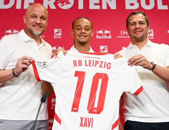Soccer Bundesliga season 2024 2025, Press conference with Xavi Simons offensive midfield RB Leipzig, back number 10 , Marcel Schäfer Managing Director Sport RB Leipzig and Rouven Schröder Sports Director RB Leipzig 06 08 2024 Rouven Schröder Sports Director RB Leipzig , Xavi Simons offensive midfield RB Leipzig, Back number 10 and Marcel Schäfer Managing Director Sport RB Leipzig from left to right at the press conference of RB Leipzig 06 08 2024 At the press conference the extension of the loan of Xavi from Paris Saint Germain is announced Schröder, Xavi and Schäfer hold up a jersey of Xavi with the number 10 Leipzig Saxony Germany Red Bull training ground at Cottaweg