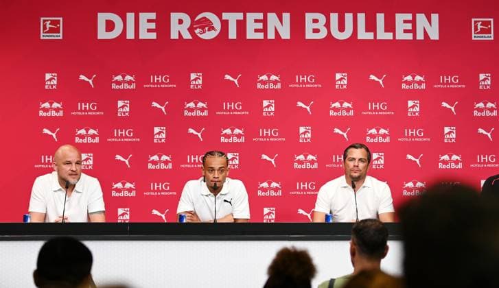 Fußball Bundesliga Saison 2024 2025, Press conference with Xavi Simons Offensive midfield RB Leipzig, back number 10 , Marcel Schäfer Managing Director Sport RB Leipzig and Rouven Schröder Sports Director RB Leipzig Rouven Schröder Sports Director RB Leipzig , Xavi Simons Offensive midfield RB Leipzig, Back number 10 , Marcel Schäfer Managing Director Sport RB Leipzig f l n r at the press conference of RB Leipzig 06 08 2024 At this the extension of the loan of Xavi Simons from Paris Saint Germain was announced Leipzig Saxony Germany Red Bull training ground at Cottaweg