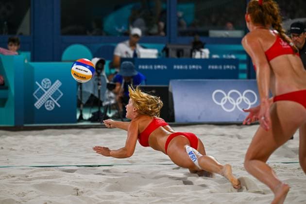 Olympic Games Beach Volleyball Paris 06 08 2024 Quarterfinals, Women, USA SUI, Kelly Cheng right, Sara Hughes dives for the ball, Copyright: xBEAUTIFULxSPORTS TomxBlochx